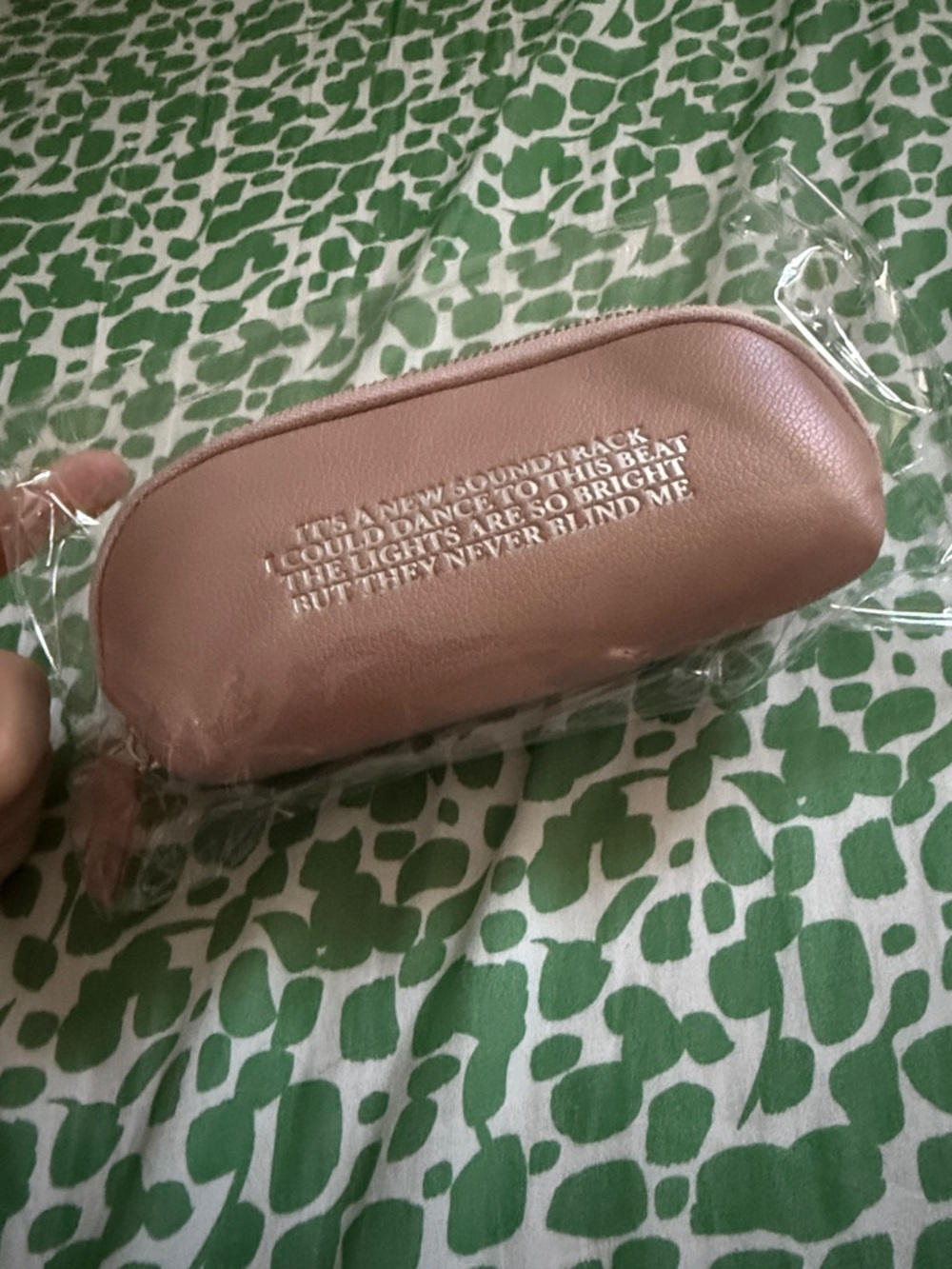 NEVER OPENED TAYLOR SWIFT WELCOME TO NEW YORK SUNGLASSES - Picture 2 of 3
